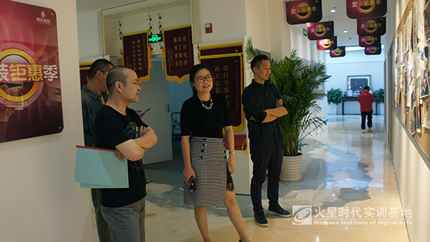 經理介紹 領導笑.jpg